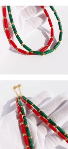Détails des colliers en perles rouges et vertes avec boules dorées et chaîne d'extension