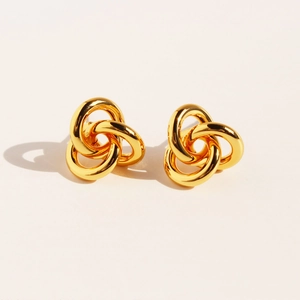 Geometrische Ohrringe mit drei verschlungenen Ringen in poliertem Gold und hohlem Spiraldesign