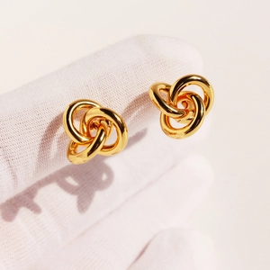 Minimalistische goldene Knotenohrringe mit drei ineinander verschlungenen Kreisen