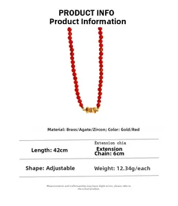 Vue détaillée du collier en perles d'agate rouge avec pendentif nœud doré et spécifications
