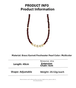 Détail du collier de grenat avec perles d'eau douce, longueur 40cm et billes en laiton