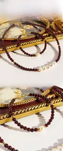 Détail du set collier en perles de grenat et d'eau douce avec accents dorés vintage