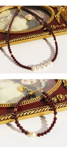 Détail de l'ensemble collier et bracelet en grenat avec perles baroques dorées