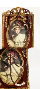 Vue détaillée du collier en grenat et perles d'eau douce sur un cadre vintage