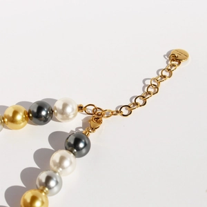 Collana di perle multicolori con chiusura a moschettone dorata e catenella di estensione
