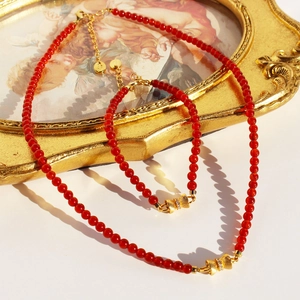 Parure de bijoux en agate rouge avec collier et bracelet et pendentifs nœuds dorés