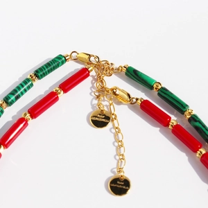 Collier rétro perlé avec pierres malachite vertes et rouges et pampilles dorées
