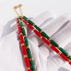 Collier rétro en perles de cornaline rouge et malachite verte avec détails dorés