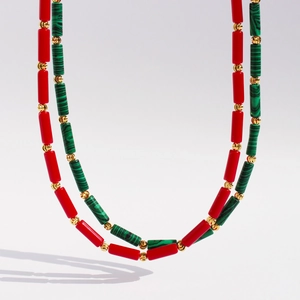 Collier style vintage avec perles rouges et malachite verte aux accents dorés