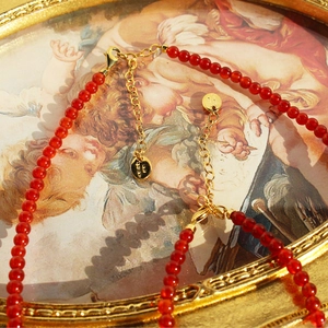 Collier en perles d'agate rouge avec pendentif sablier doré et chaîne d'extension