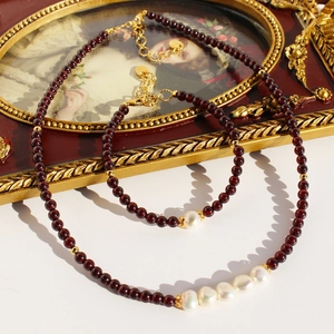 Parure bijoux faits main en grenat et perles avec collier et bracelet aux tons dorés