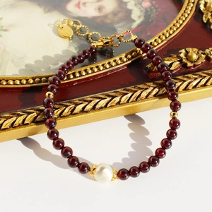 Bracelet fait main en perles de grenat avec perle d'eau douce et fermoir doré
