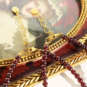 Collier en grenat et perles fait main avec fermoir doré sur cadre vintage