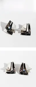 Detailansicht der geometrischen silbernen Spiegel-Ohrringe mit dreifachem Fächer-Design