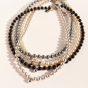 Elegante set di collane di perle e cristalli con ciondoli in metallo e chiusure a moschettone