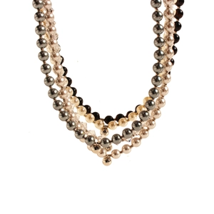 Collana di perle a più strati con perle grigie e pendente a sfera dorata
