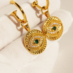Vergoldete Evil Eye Ohrhänger mit grünem Zirkon und strahlendem Scheibendesign