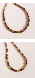Détail d'un collier de perles en tourmaline colorée avec des pierres naturelles