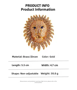 Détail d'une broche lion dorée sertie de zircons blancs et d'yeux en pierres bleues