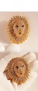 Détail macro d'une broche tête de lion sertie de cristaux et d'yeux en pierres bleu foncé
