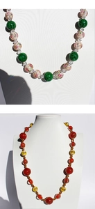 Detail einer farbenfrohen handgefertigten Boho-Perlenkette mit Blumenmuster auf einem Büste