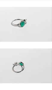 Dettaglio dell'anello aperto in argento con pietra cabochon verde e zircone chiaro