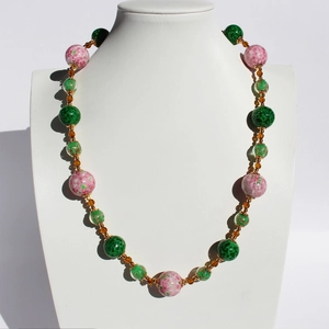 Collana artigianale in vetro retrò con perline colorate stile pelle di rana su busto bianco