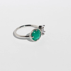 Anello in argento con zircone verde tondo e cristallo bianco rettangolare stile moderno