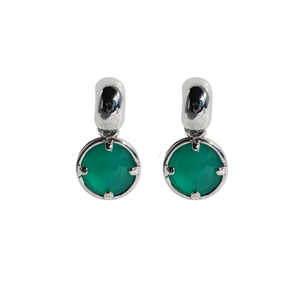 Orecchini pendenti in argento con pietre di zircone verde sfaccettate e montatura a griffe
