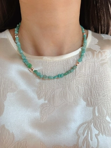 Detalle de collar de cuentas con amazonita verde natural y separadores dorados brillantes