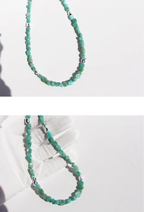 Primer plano de collar de amazonita con piedras irregulares y detalles de plata