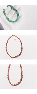 Detalle macro de collares de cuentas de amazonita natural y cuarzo fresa con espaciadores