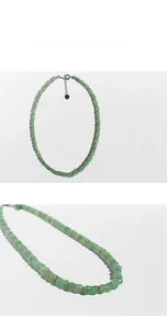 Dettaglio ravvicinato di perle in pietra verde a forma di bambù con chiusura in argento