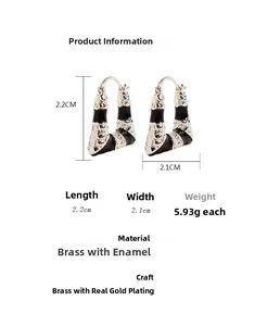 Détail de boucles d'oreilles en U texture bambou en laiton doré avec émail noir