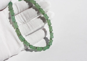 Dettaglio di perle in avventurina verde a forma di bambù con distanziali in argento