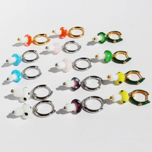 Orecchini a cerchio a forma di fungo colorato a pois in smalto di vari colori vivaci
