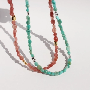 Collar bohemio de cuarzo fresa y amazonita natural con espaciadores metálicos dorados