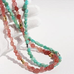 Collar de cuentas de amazonita y cuarzo fresa con detalles en metal dorado y plateado