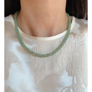 Elegante collana con perle di avventurina verde a forma di bambù e dettagli in argento