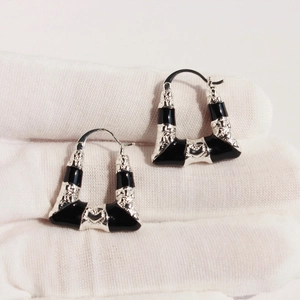 Boucles d'oreilles trapèze géométriques en émail noir avec textures en relief
