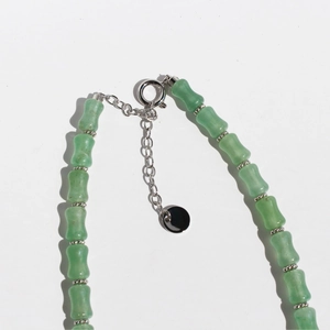 Collana con perle di bambù in avventurina verde, chiusura a moschettone in argento e catena