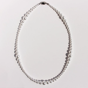 Classic white gradient pearl necklace with metallic clasp on a white background