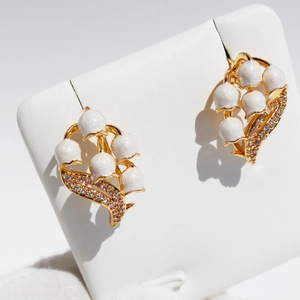 Eleganti orecchini mughetto con fiori in smalto bianco e dettagli in metallo dorato