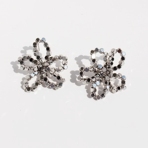 Creative handmade woven metal square bead flower petal stud earrings for women