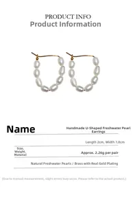 Vue détaillée des boucles d'oreilles en perles d'eau douce en forme de U de 2cmx1,8cm