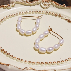 Boucles d'oreilles en perles d'eau douce naturelles en forme de U avec crochets dorés