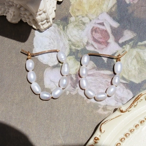 Boucles d'oreilles créoles dorées en U avec perles d'eau douce naturelles style vintage