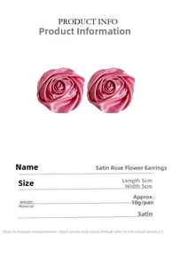 Dettaglio degli orecchini a rosa in raso rosa con dimensioni di 5 cm e trama fatta a mano