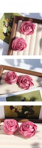 Dettaglio di rose in raso rosa fatte a mano con trama definita e lucentezza seta