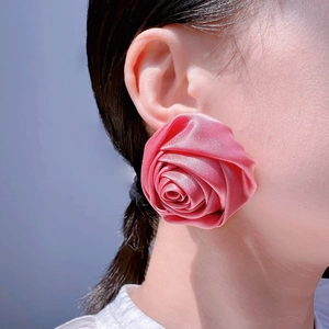 Grandi orecchini a perno a forma di rosa in seta rosa fatti a mano su modella